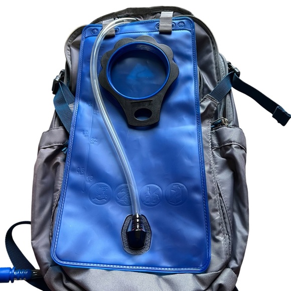 Ozark Trail Hydration Backpack Gray 72 oz - Picture 11 of 12